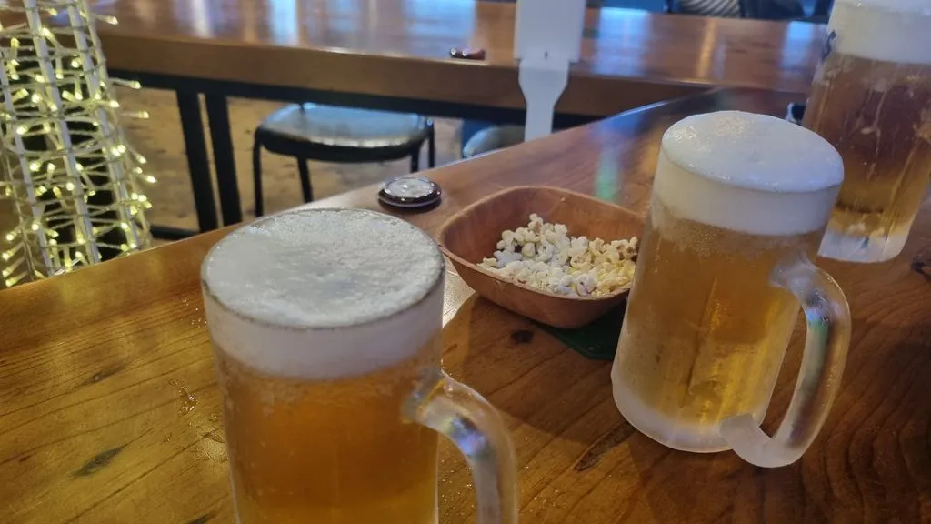 얼음 생맥주와 기본 안주 팝콘