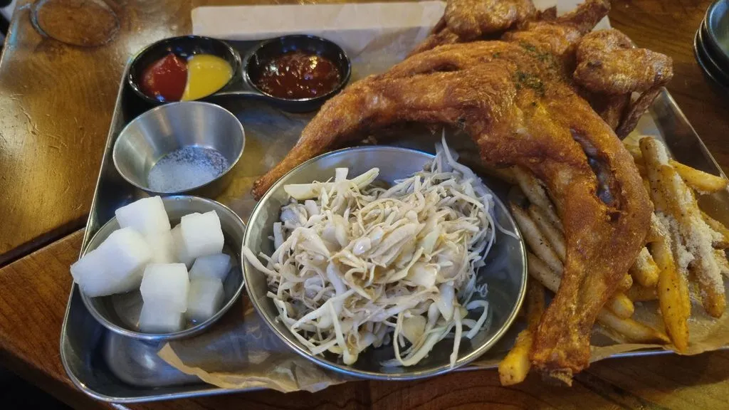 큼직하고 바삭하게 튀겨져 나온 옛날 통닭과 감자튀김